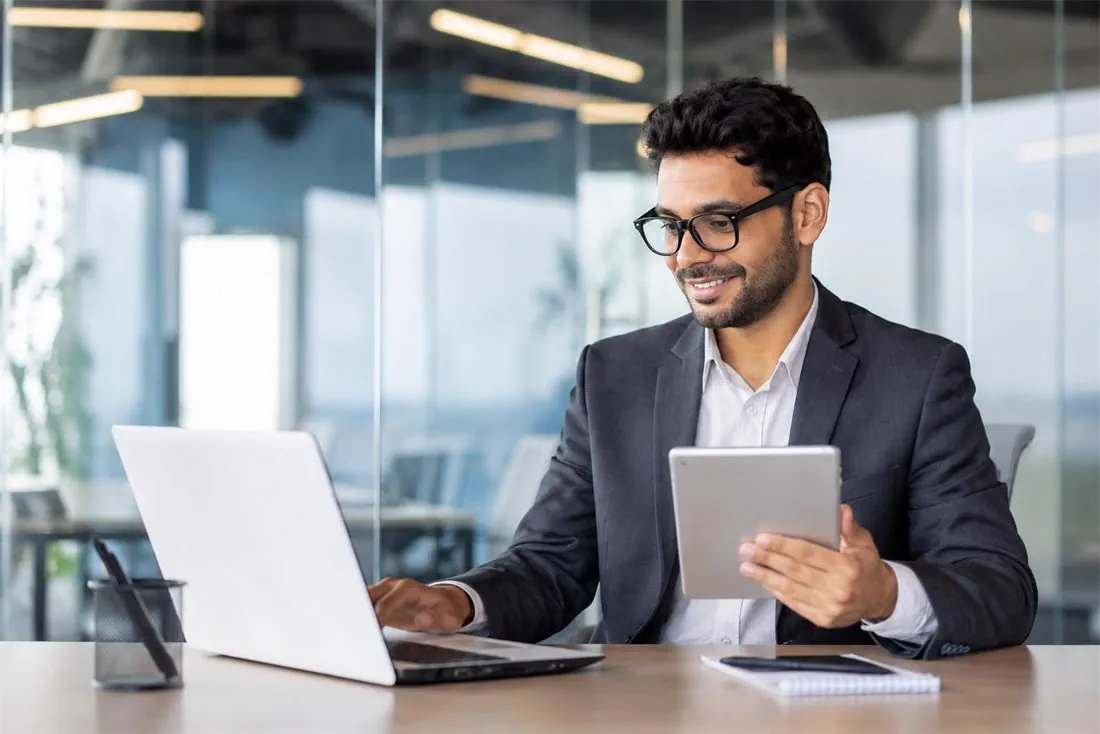 A working professional studying an online degree between work tasks